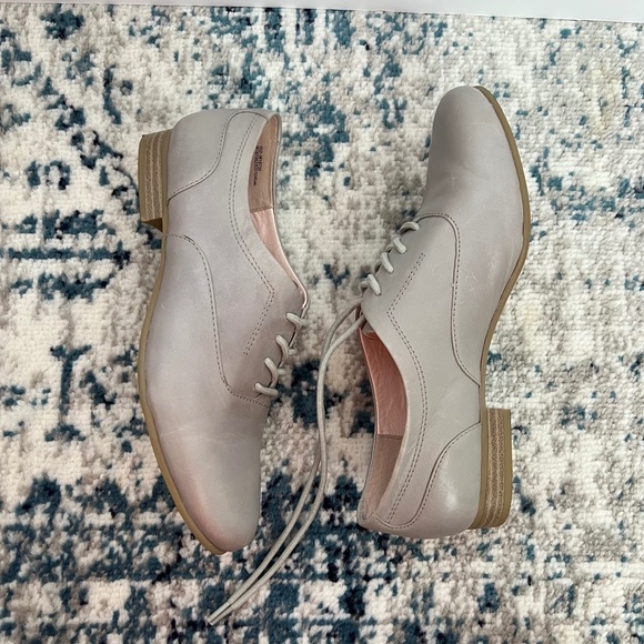 White Mountain Light Grey Leather Oxfords Size 6 - Picture 2 of 16